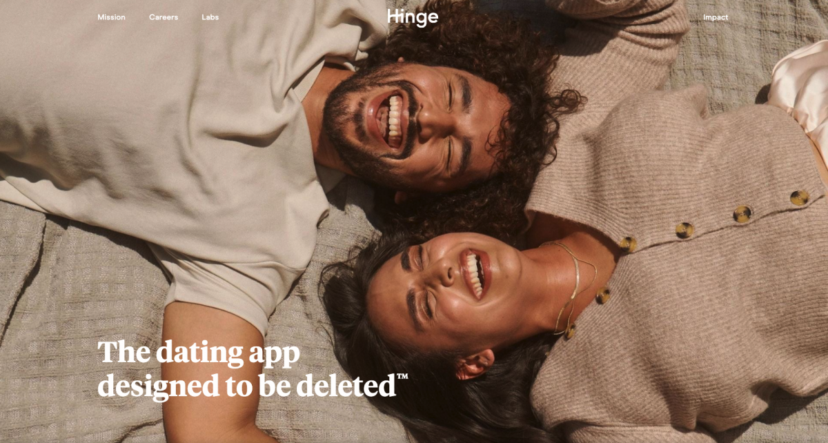 Hinge treffisovelluksen kotisivu, jossa onnellinen pariskunta nauraa yhdessä.